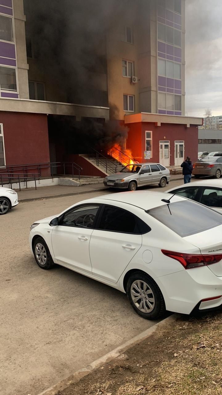 В Челнах сгорел мусор, вынесенный к подъезду жильцами дома | 01.04.2023 |  Набережные Челны - БезФормата