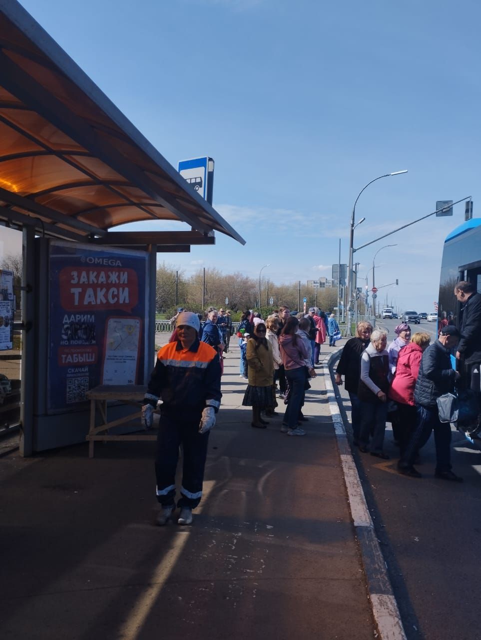 Челнинцы выстроились в очередь, чтобы поехать на городское кладбище |  25.04.2023 | Набережные Челны - БезФормата