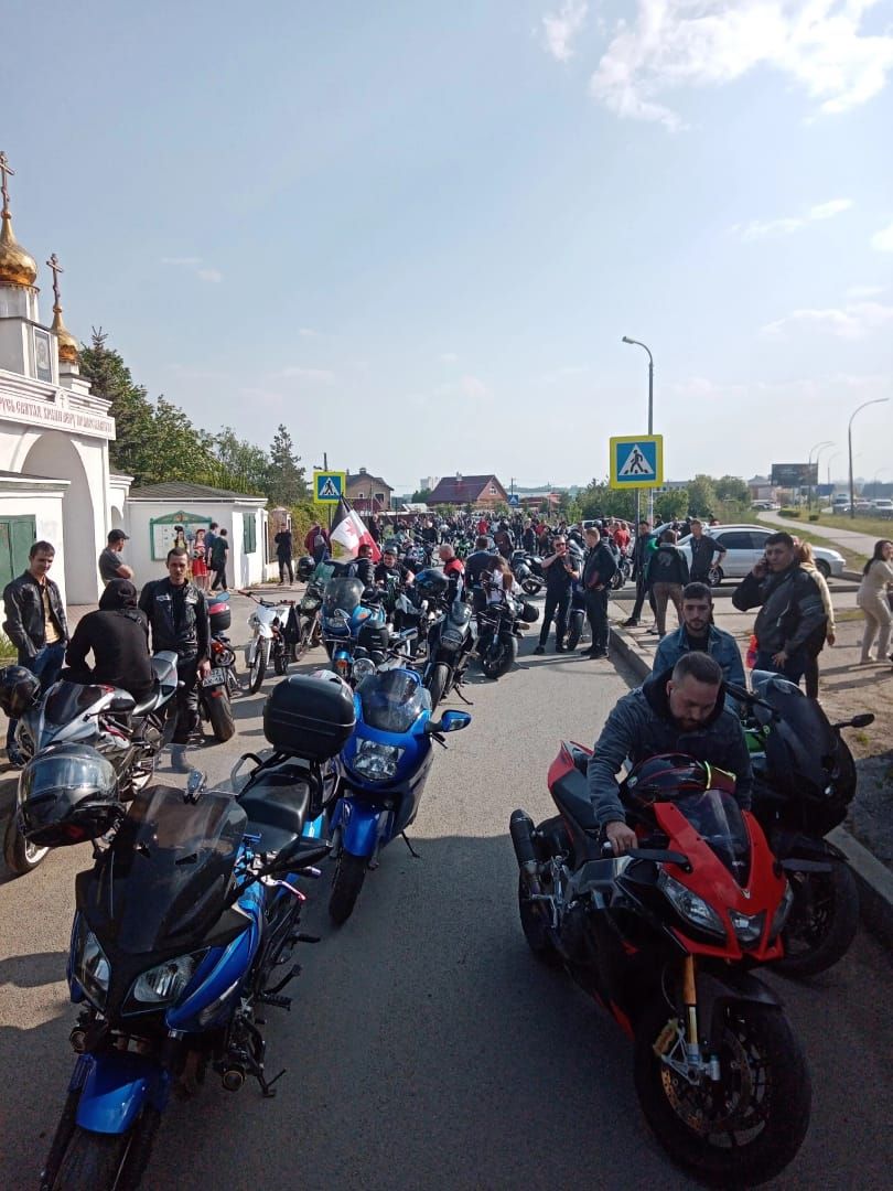 Байкеров Челнов священник окропил святой водой | 15.05.2023 | Набережные  Челны - БезФормата