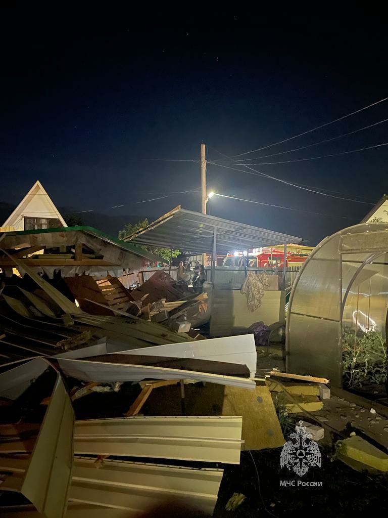 Под Челнами на даче взорвался баллон: домик разрушен полностью