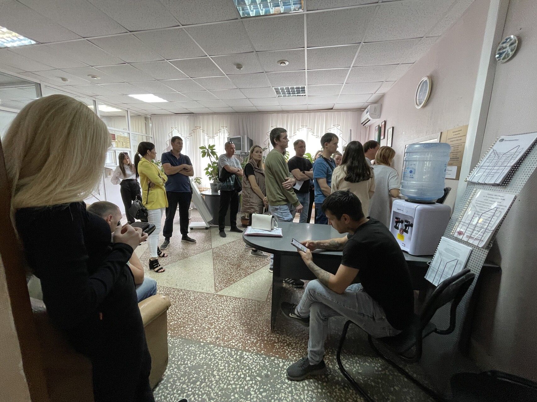 Челнинцы встали в очереди за загранпаспортами | 07.06.2023 | Набережные  Челны - БезФормата