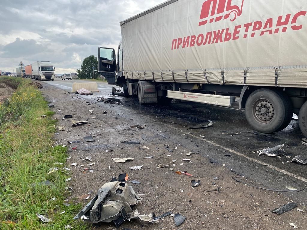 Под Челнами в страшной аварии погиб водитель фуру | 22.07.2023 | Набережные  Челны - БезФормата