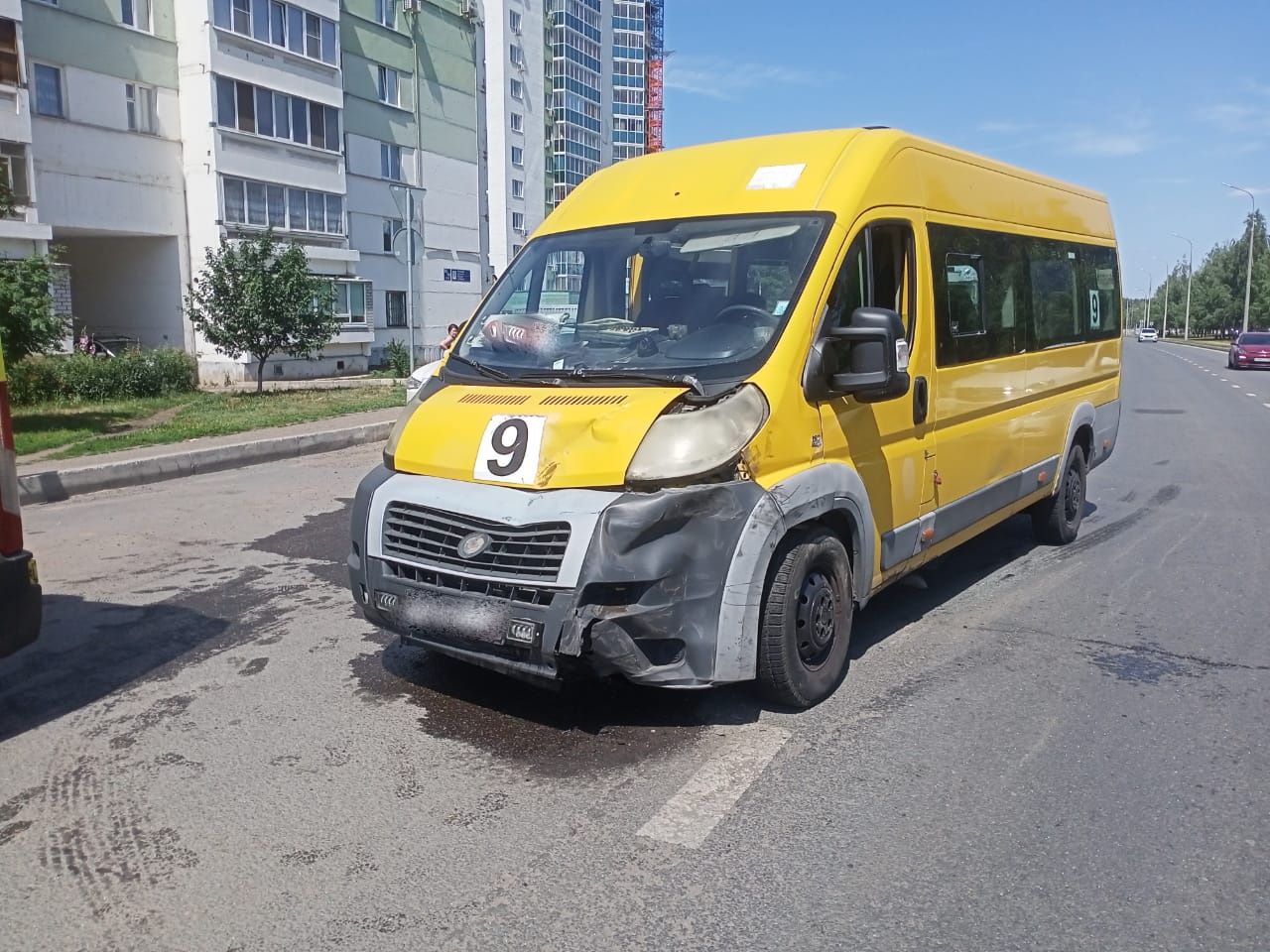 В Челнах пассажирский автобус столкнулся с иномаркой: пострадала женщина