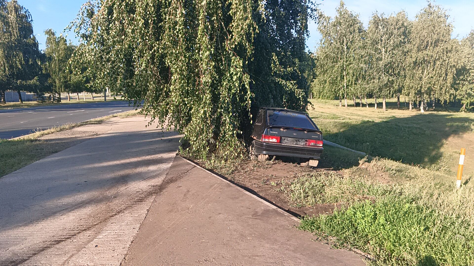 Покатался на машине отца: в Челнах пьяный 17-летний парень врезался в дерево