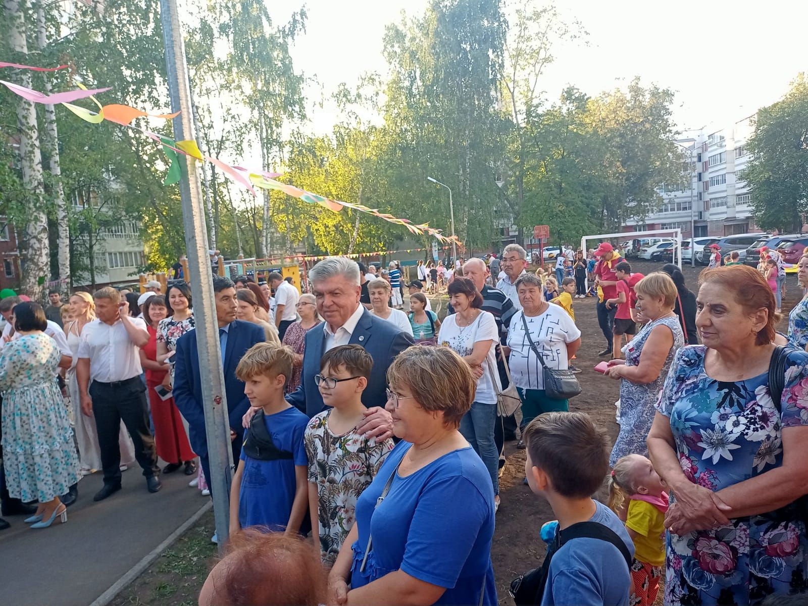 В день рождения Набережных Челнов Наиль Магдеев приехал на праздник двора |  10.08.2023 | Набережные Челны - БезФормата