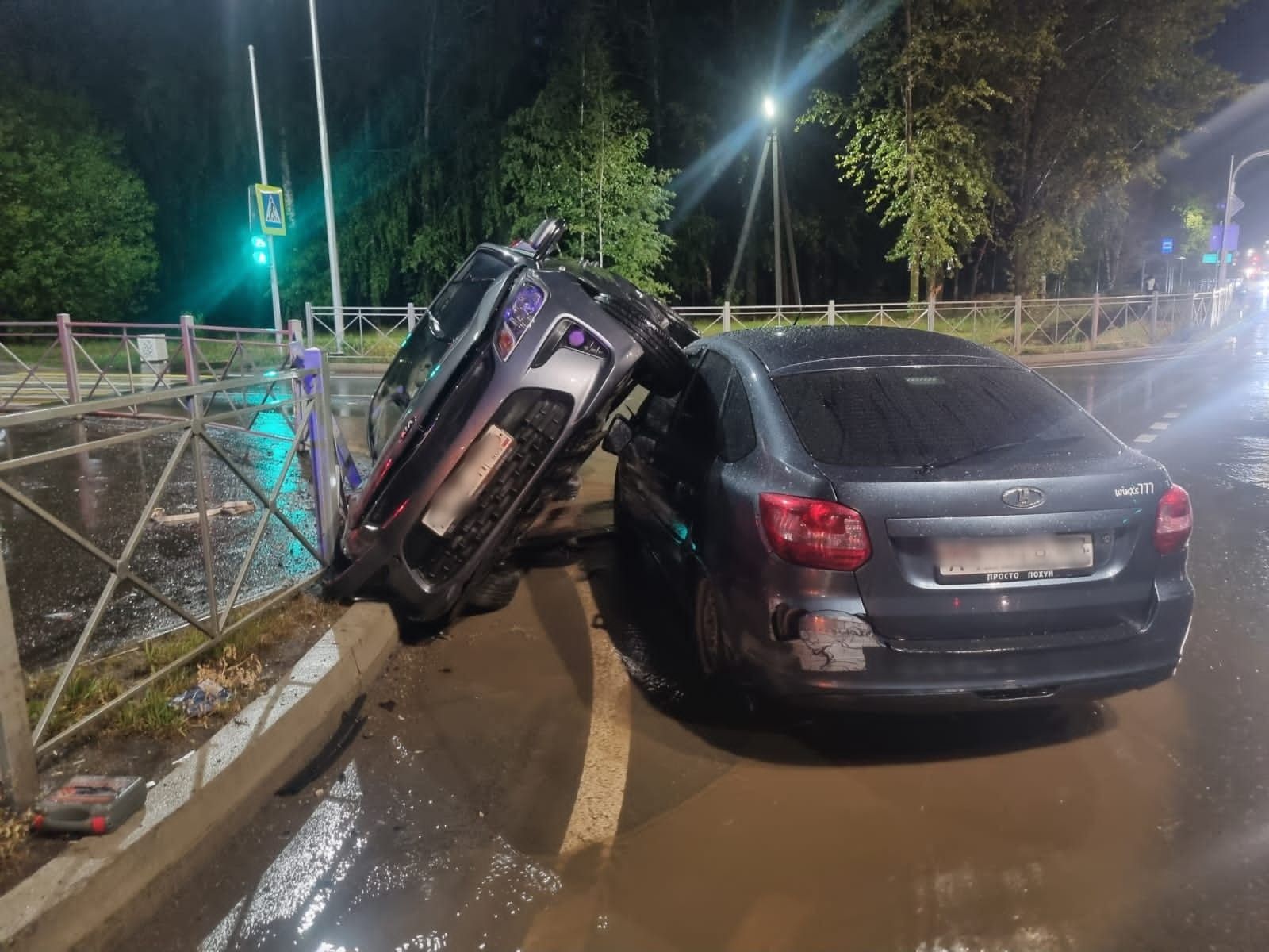 В Челнах иномарка встала колесами на крышу отечественного автомобиля