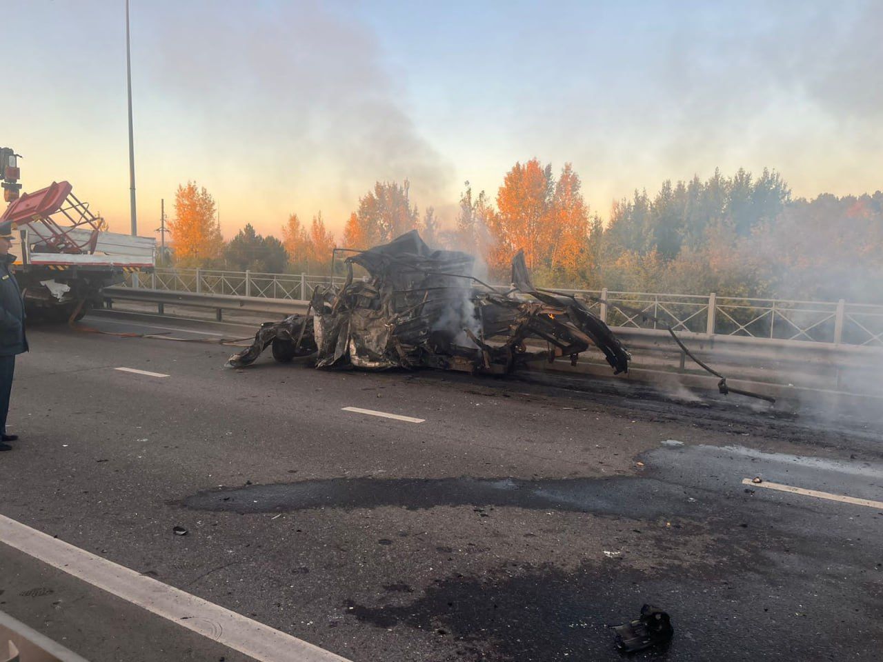 На мосту через Каму в результате страшной аварии загорелись два грузовика