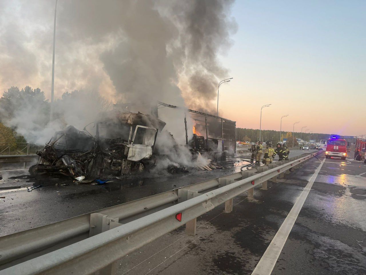 На мосту через Каму в результате страшной аварии загорелись два грузовика