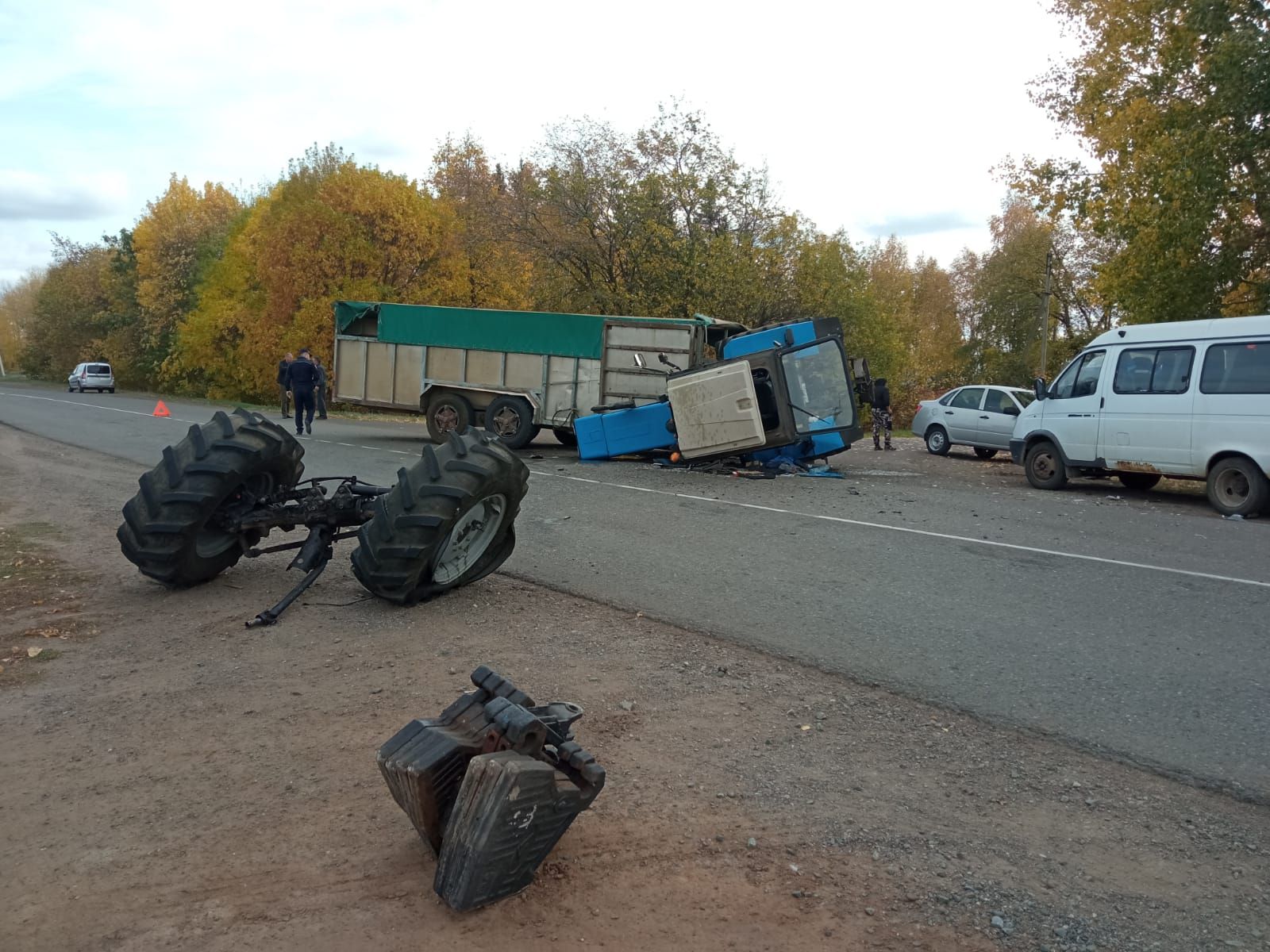 Пенсионер на Kia влетел в трактор с прицепом и оставил его без колес