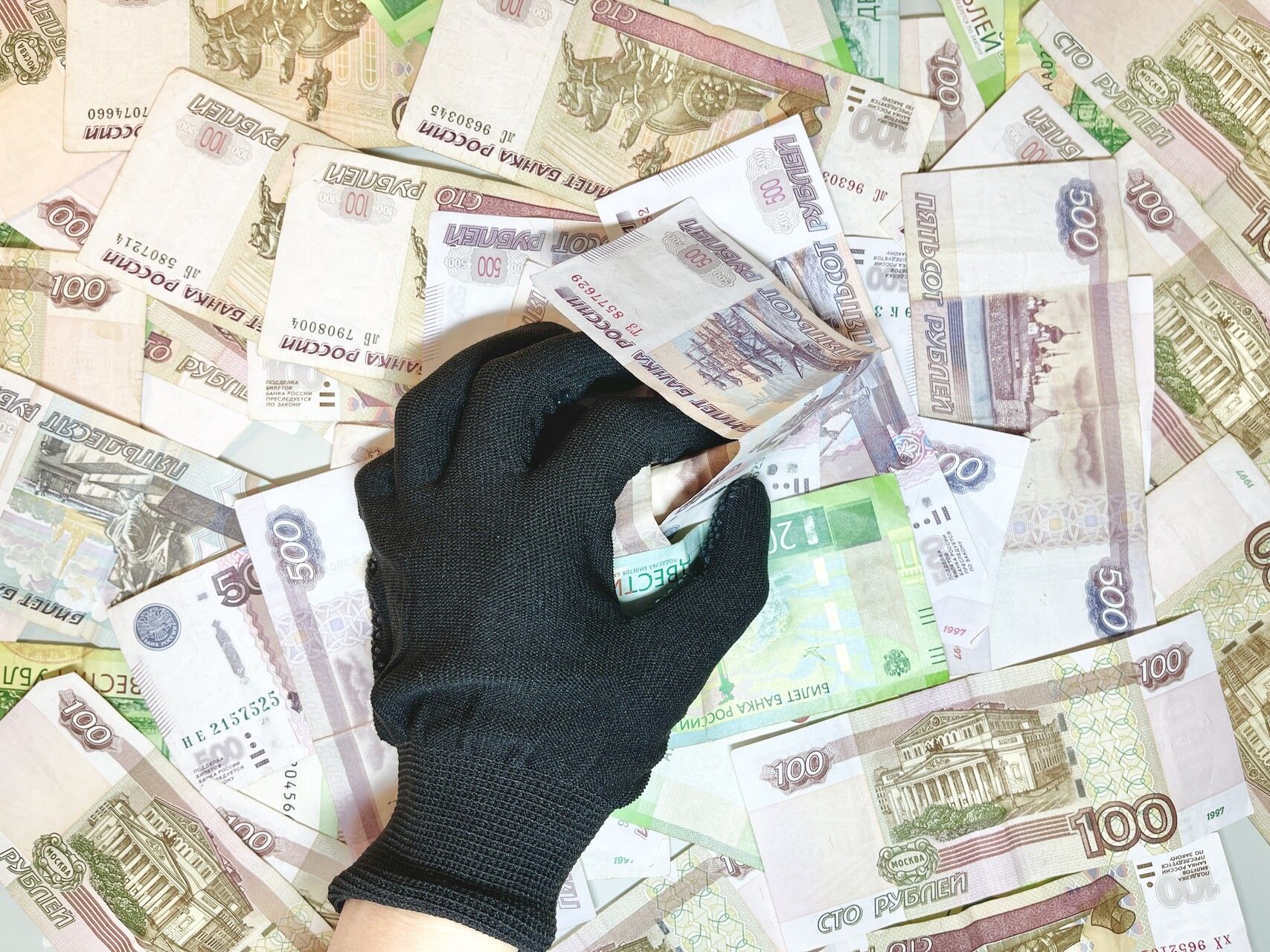 Внимание женщины привлекло в сети предложение о быстром обогащении через инвестиции