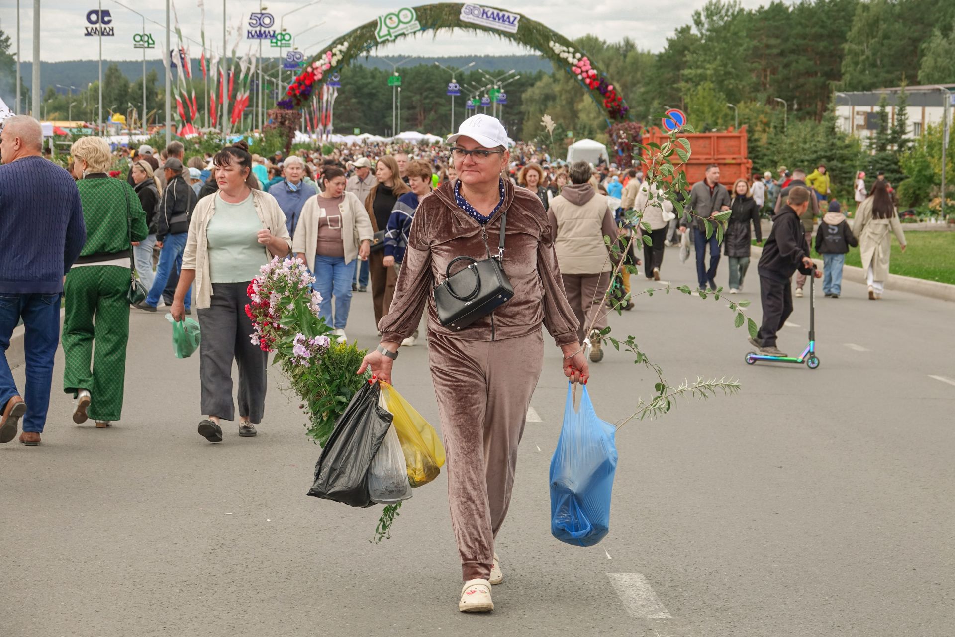 С одной стороны развернулась народная ярмарка