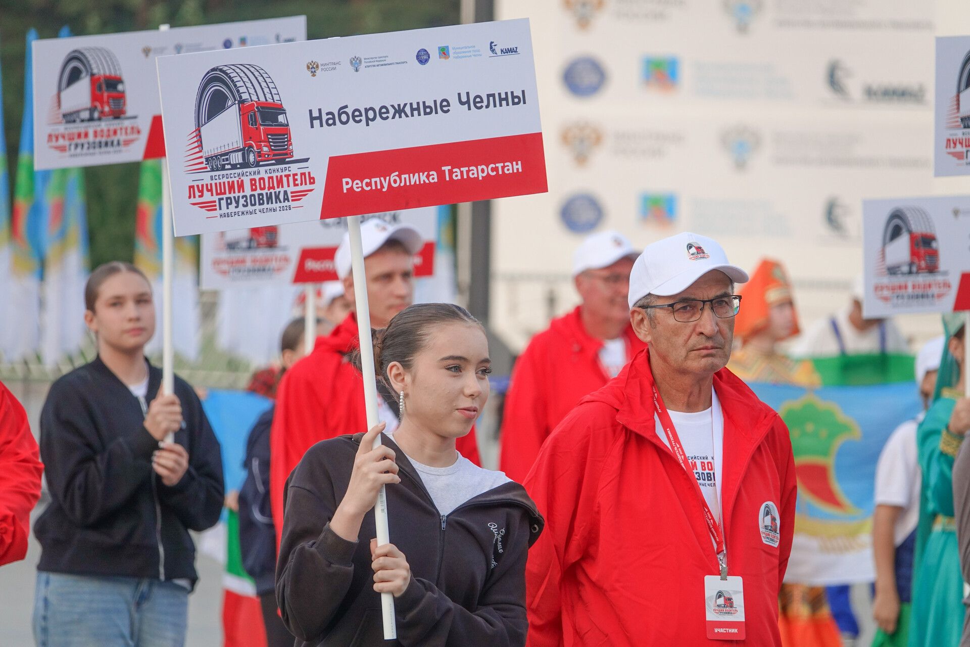 Всего в соревнованиях принимает участие 48 водителей