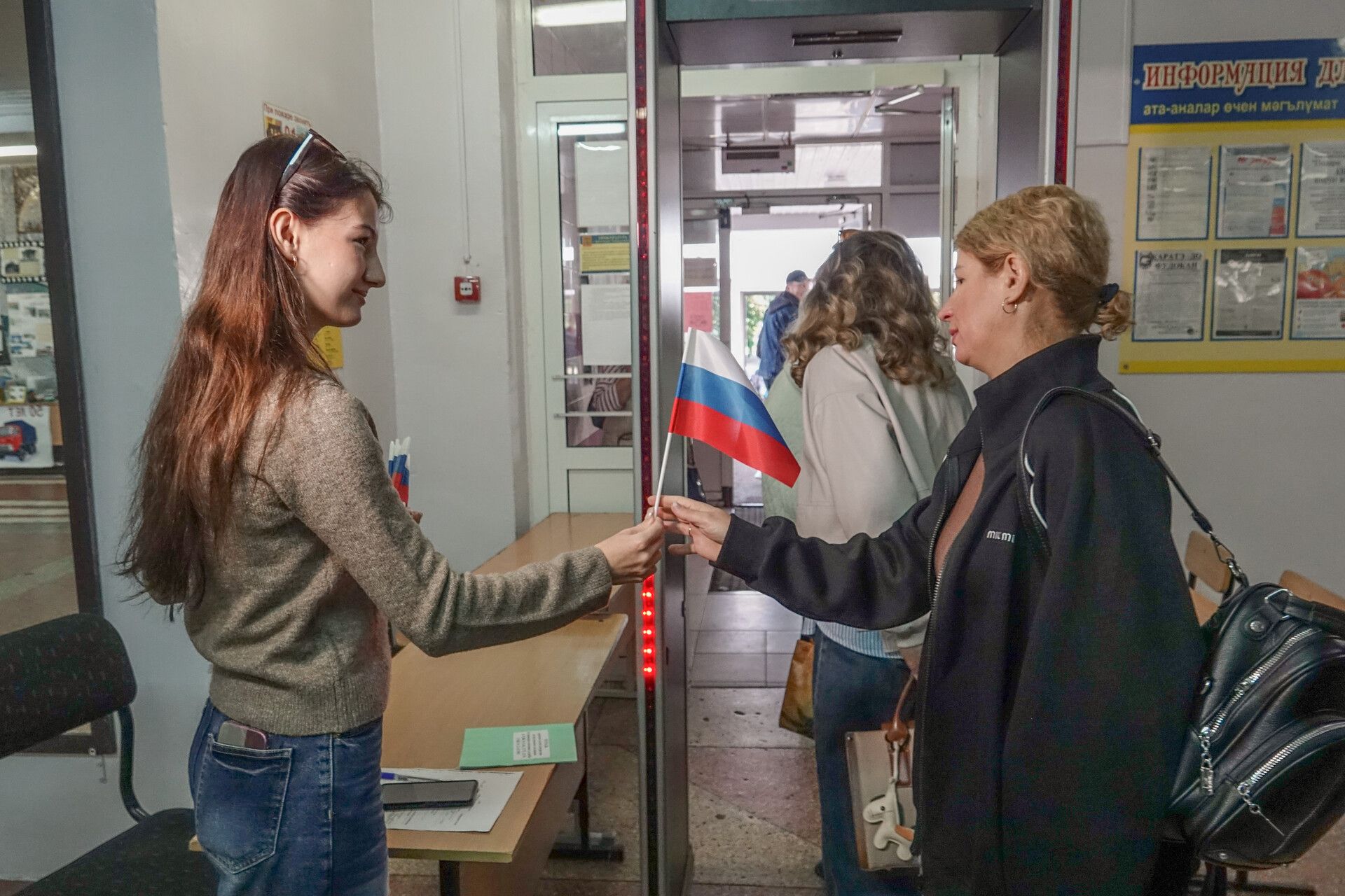 В рамках акции каждому пришедшему вручают флаг РФ