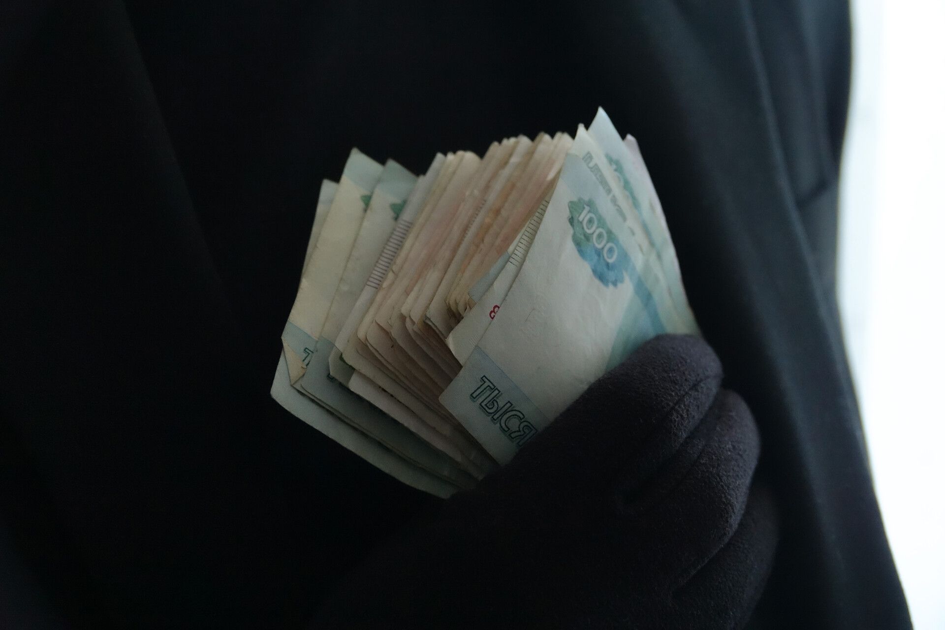 Неизвестный проник в квартиру, взломал домашний сейф и забрал все деньги