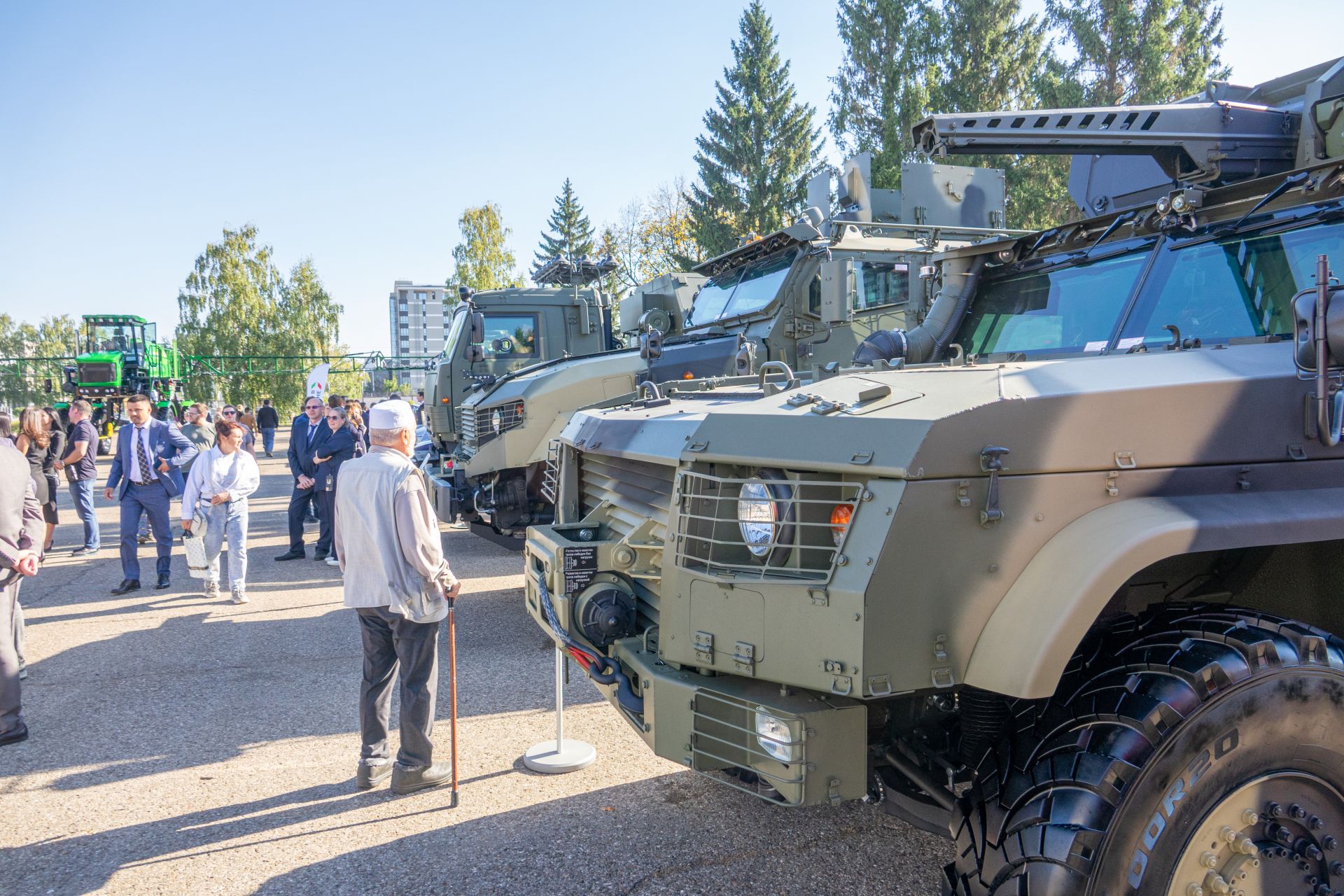Не обошлось и без военной техники последнего поколения