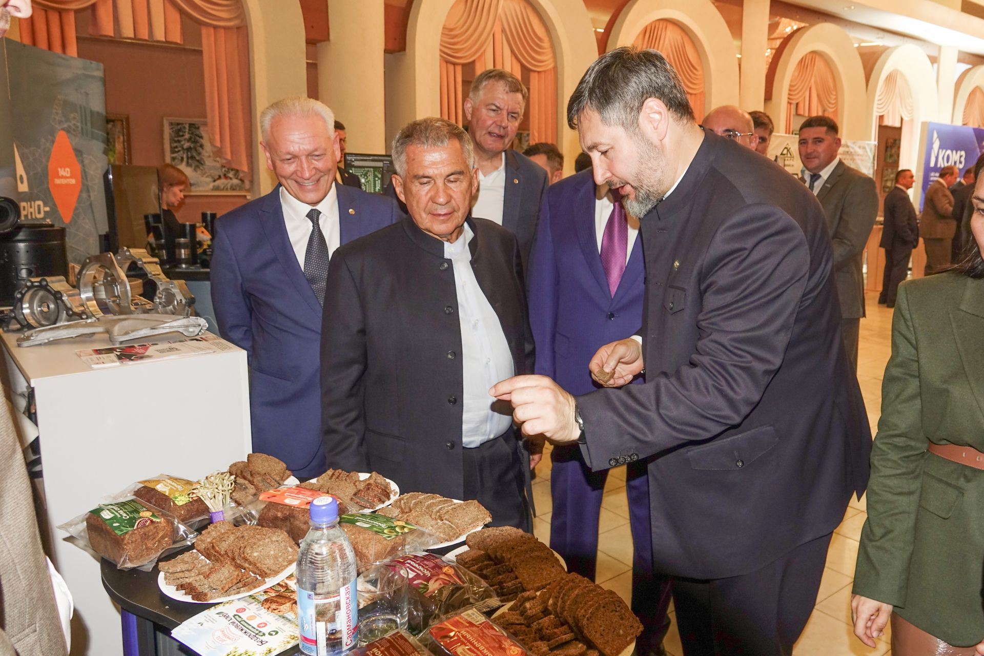 За выставкой следует торжественное празднование в главном зале