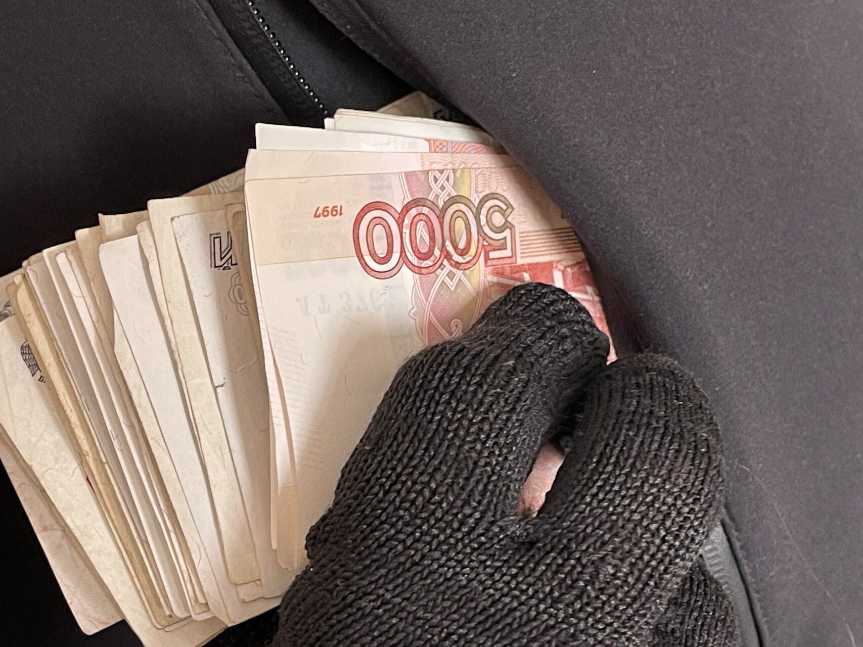 85-летняя женщина пришла на указанный перекрёсток, где её уже поджидал мужчина