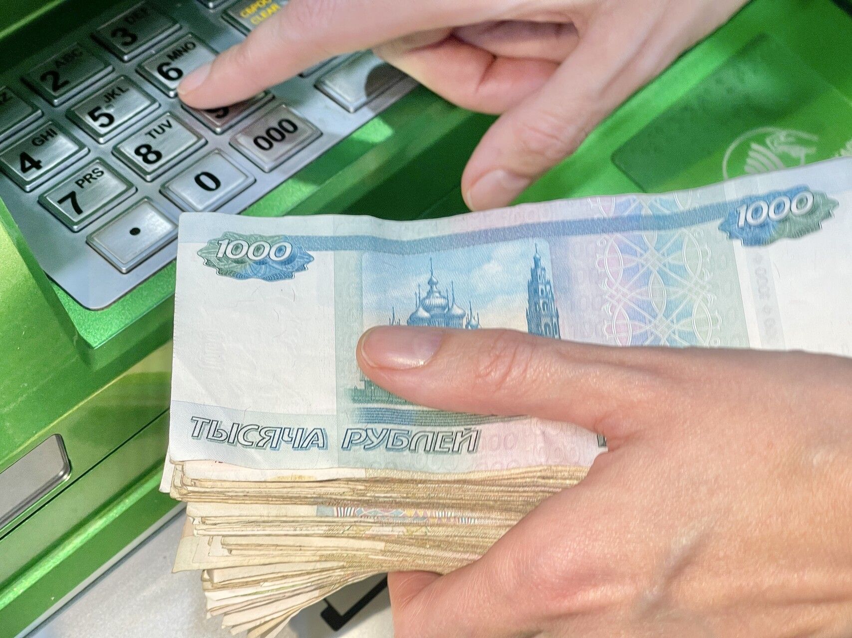 Челнинка в течение месяца переводила деньги «финансистам» из интернета