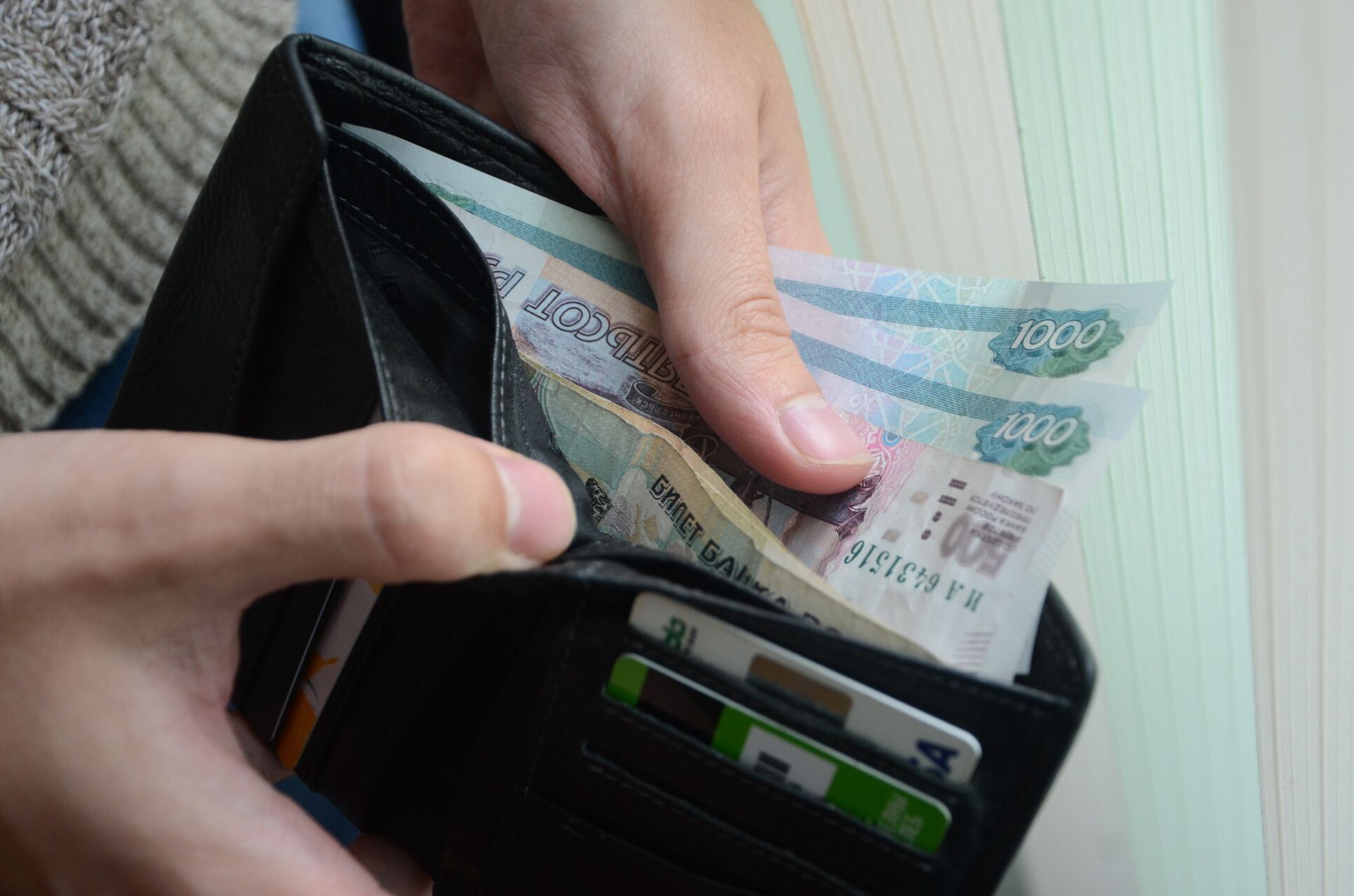 Среднемесячная начисленная заработная плата по стране в нынешнем году достигла 109 тысяч рублей