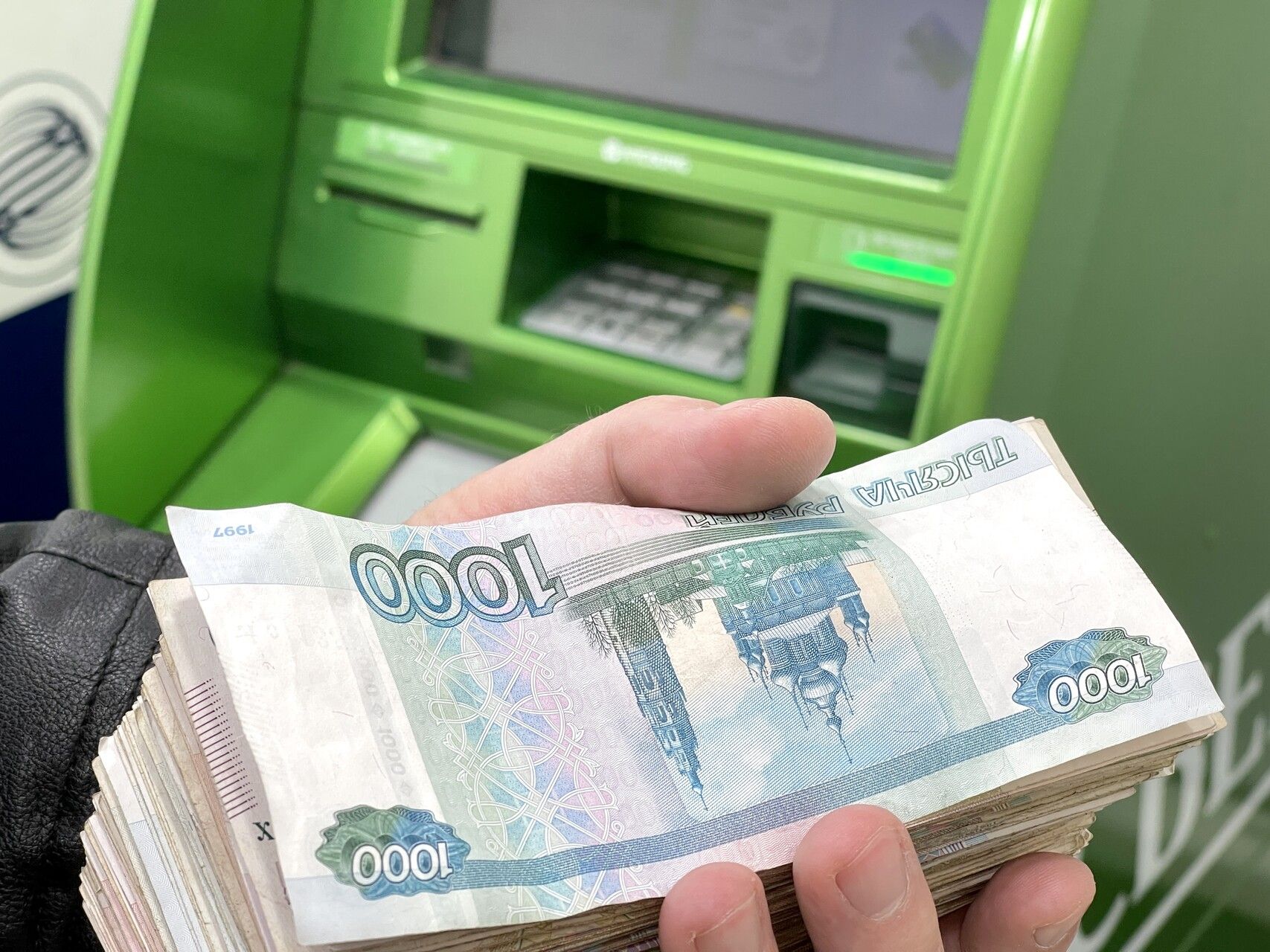 Мужчина тайком выкрал из сумки бывшей супруги банковскую карточку, сходил к банкомату и снял 60 тысяч рублей