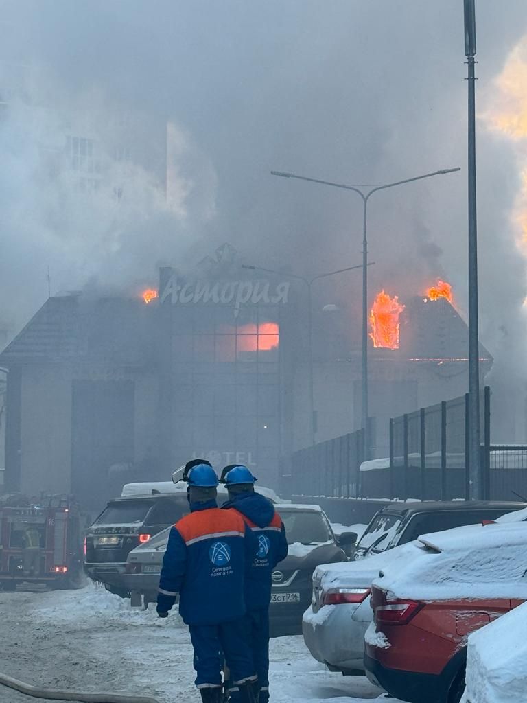 Фото: в Казани тушат крупный пожар в отеле «Астория»