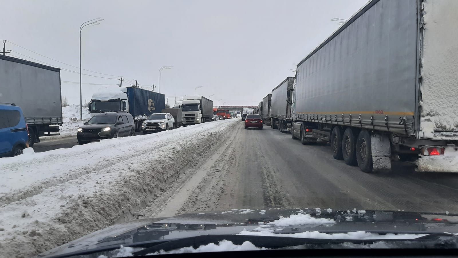 На выезде из Челнов в сторону Уфы образовалась 20-километровая пробка