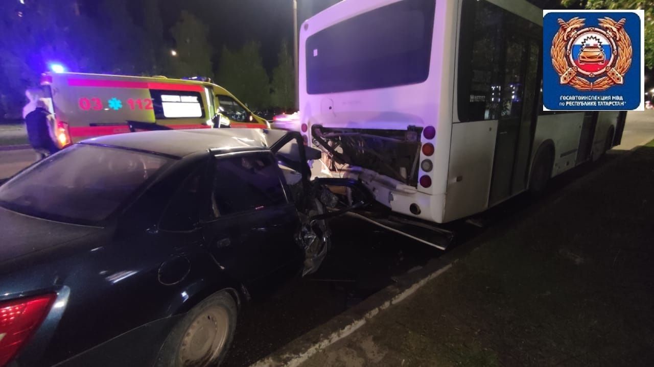 В Набережных Челнах молодой водитель на «Гранте» влетел в большой автобус