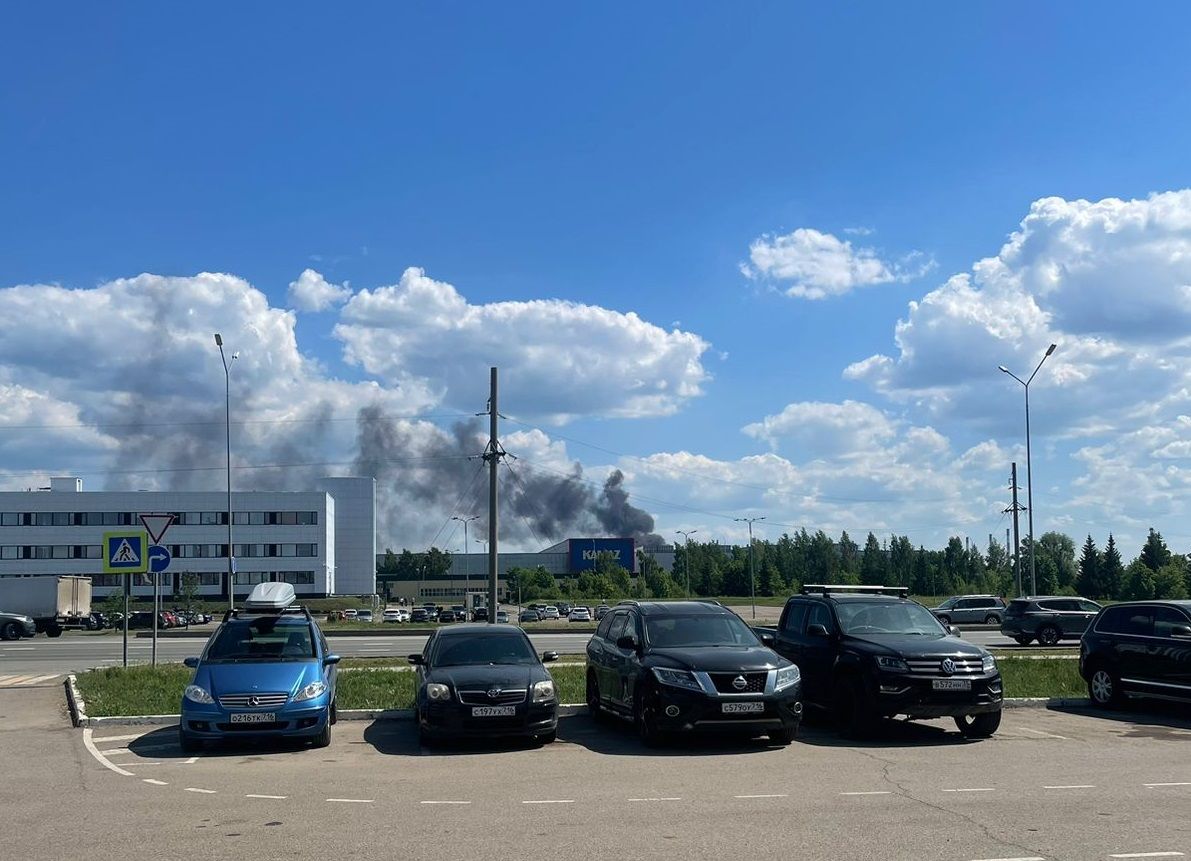 В Набережных Челнах разгорелся сильный пожар на территории ПЭК