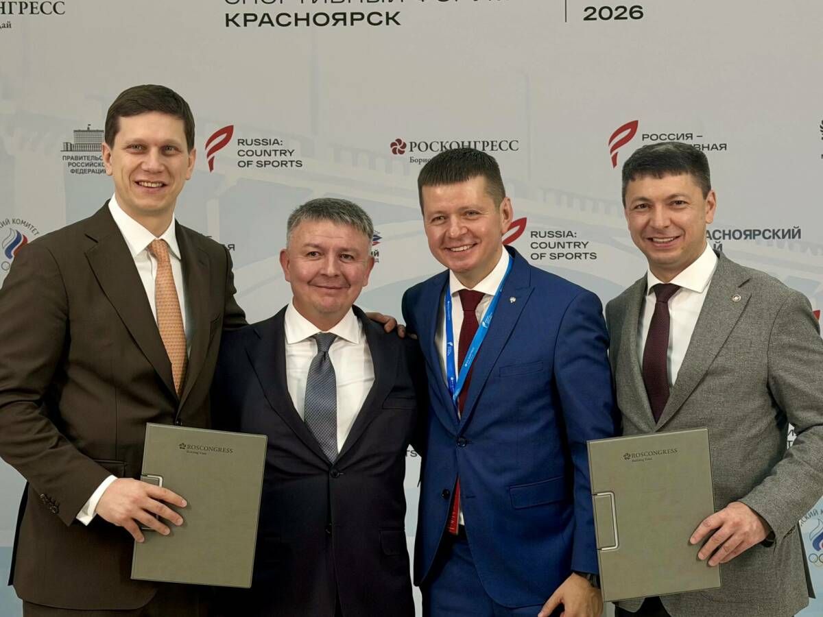 Свои подписи под документом поставили заместитель министра спорта РТ Ильдар Садриев и президент Федерации гонок дронов России Илья Галаев