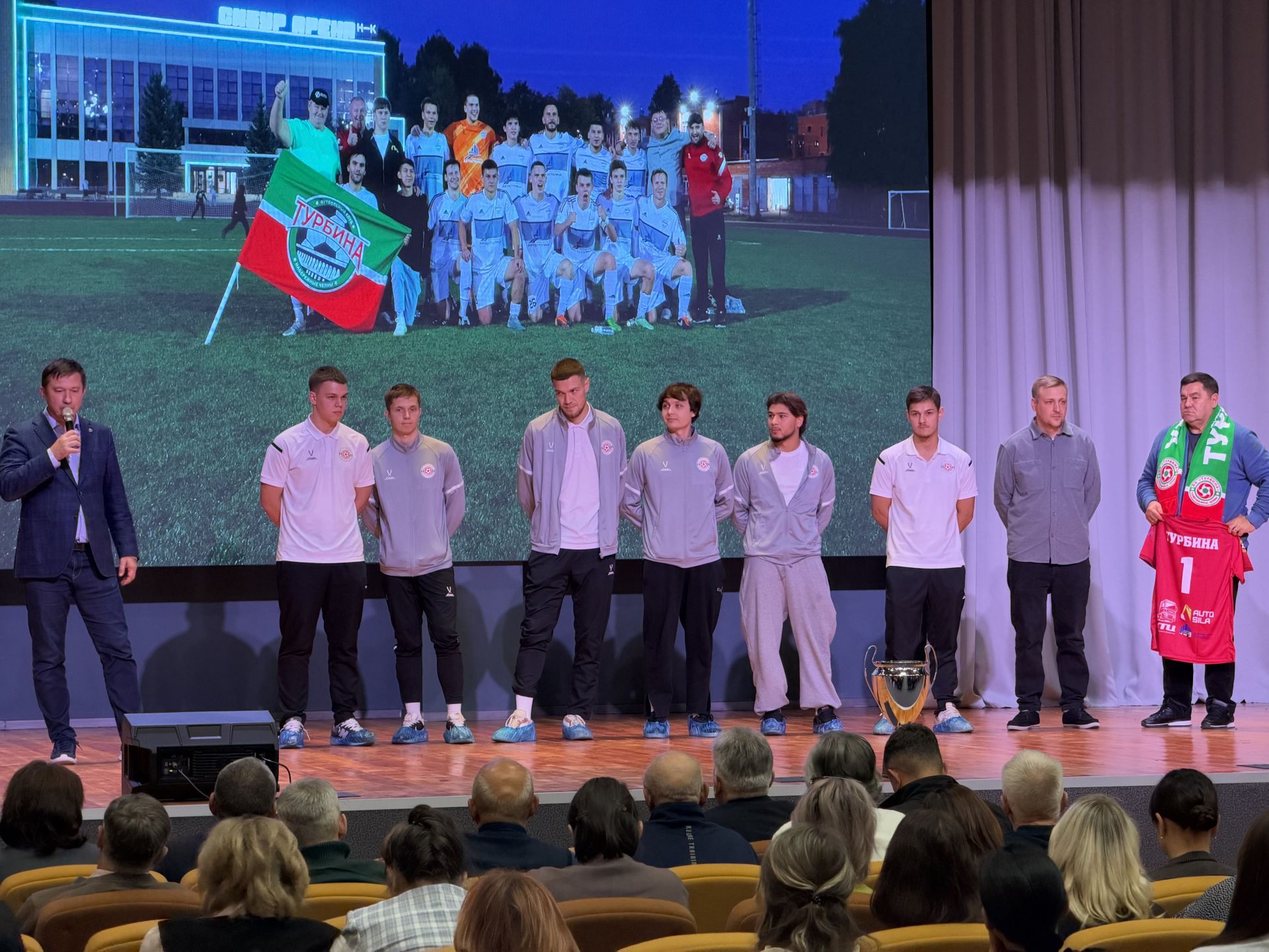 Среди ключевых идей фильма режиссер выделил две