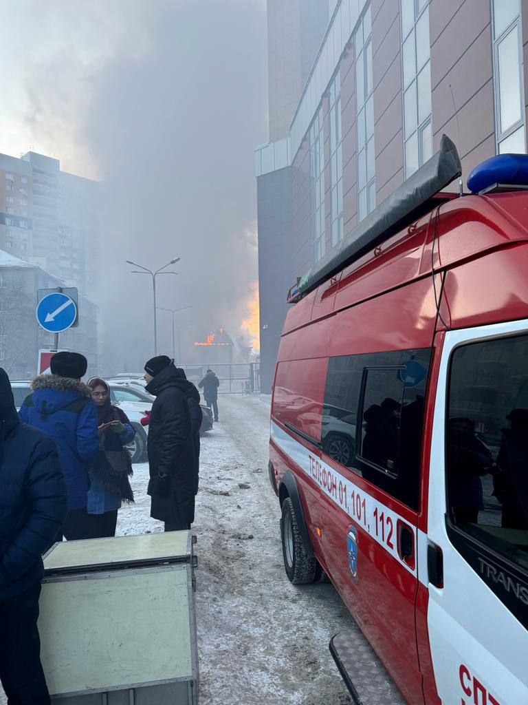 Фото: в Казани тушат крупный пожар в отеле «Астория»