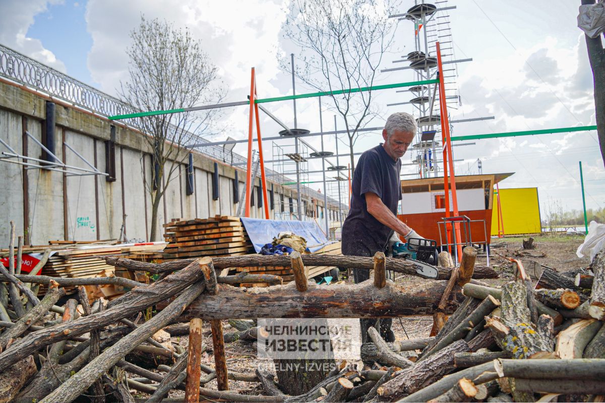 В Челнах на набережной строят корабль и клуб для юных мореходов