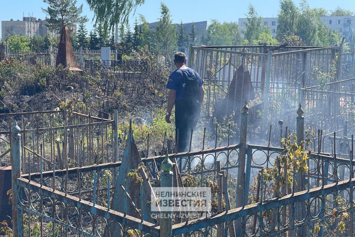 В Набережных Челнах полыхнул пожар на старом кладбище в поселке ГЭС