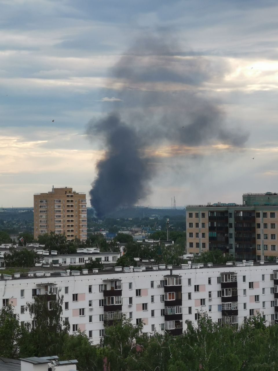 Челнинцев напугал черный густой дым с берега Камы