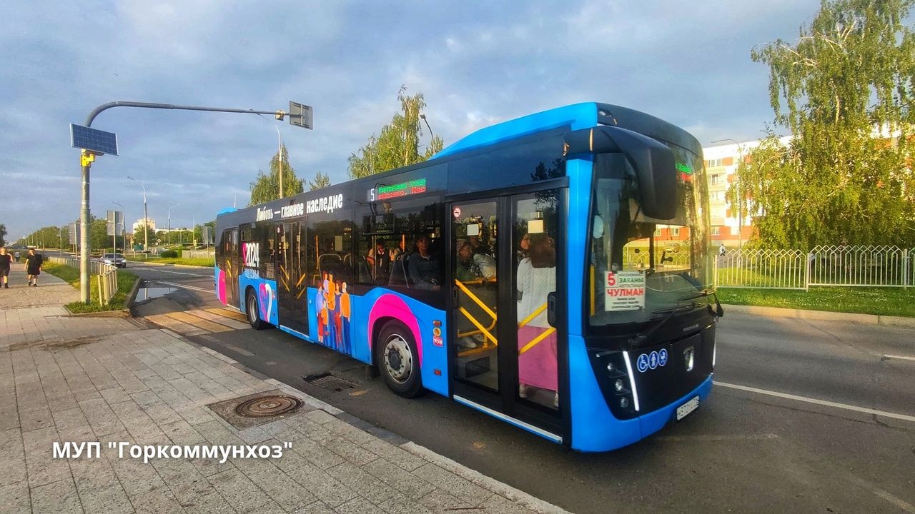 В Челнах большие автобусы украсили в честь Года семьи