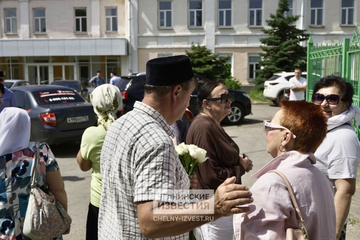 Челнинцы простились с доктором Рушанией Сагдеевой, которую застрелил муж