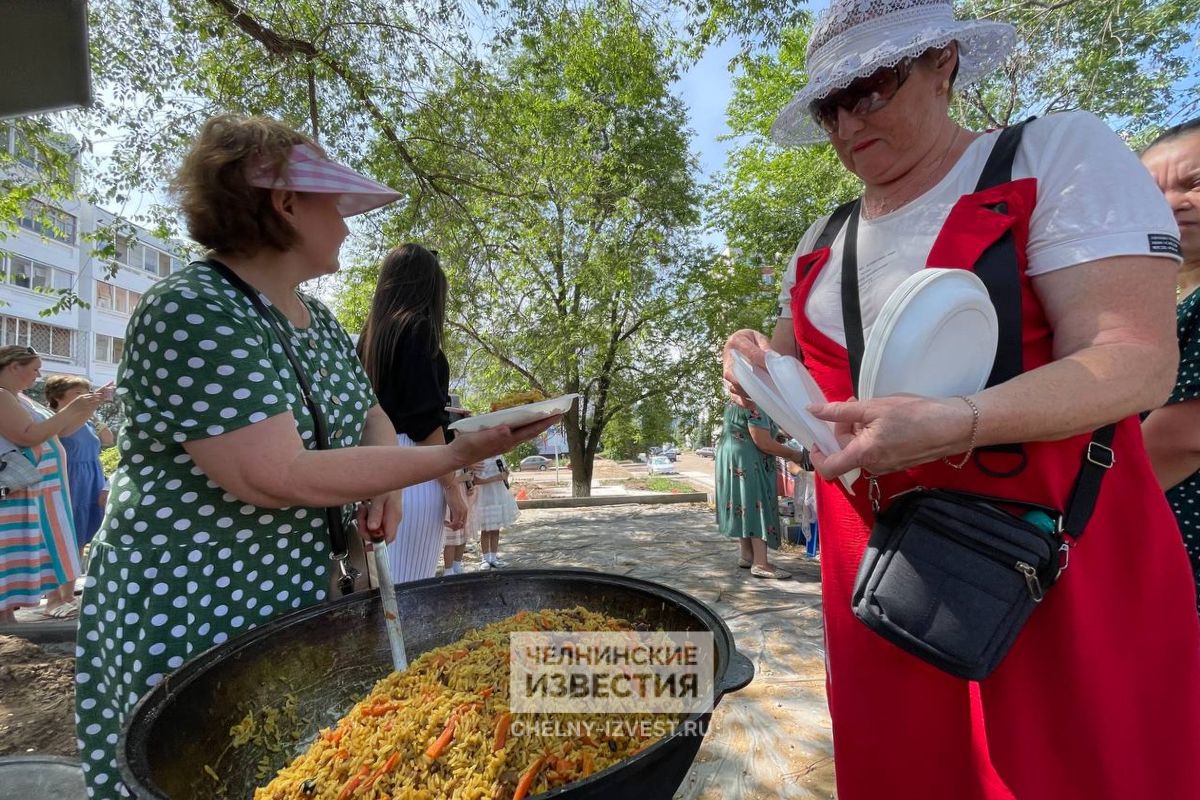 Аромат на всю округу»: в Челнах строителей «Нашего двора» угостили пловом