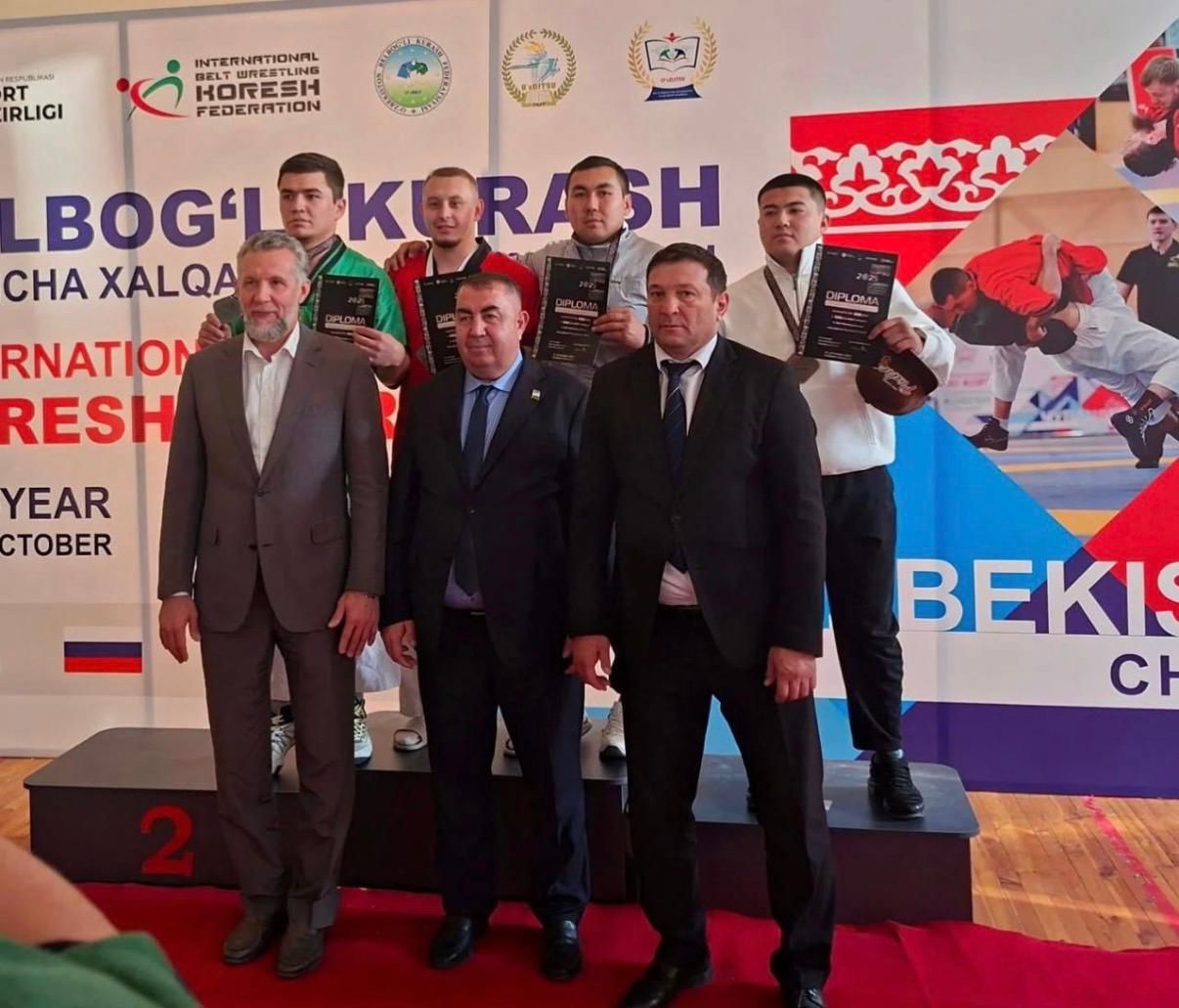 Рустем Салахов второй слева