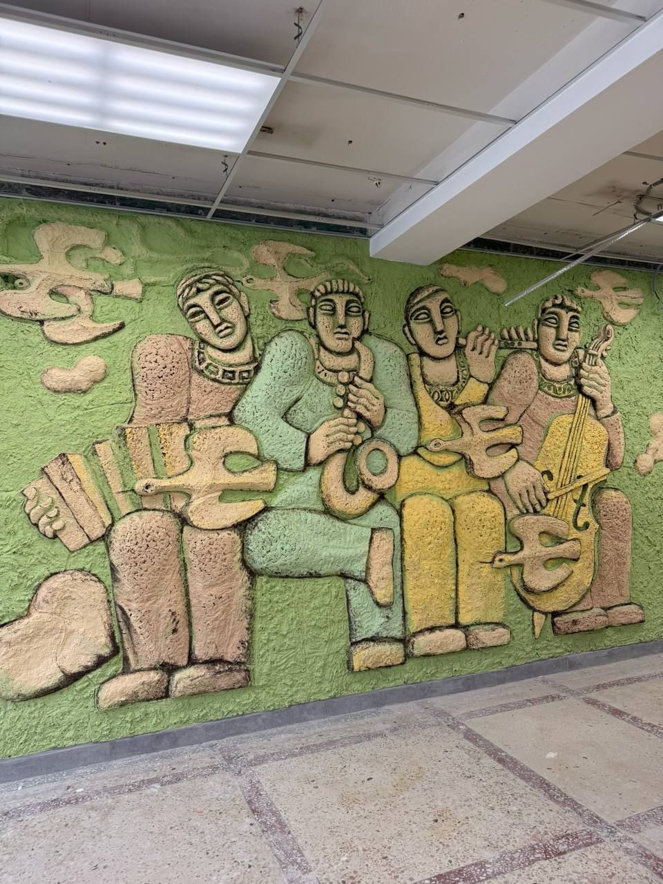 барельеф в школе 22
