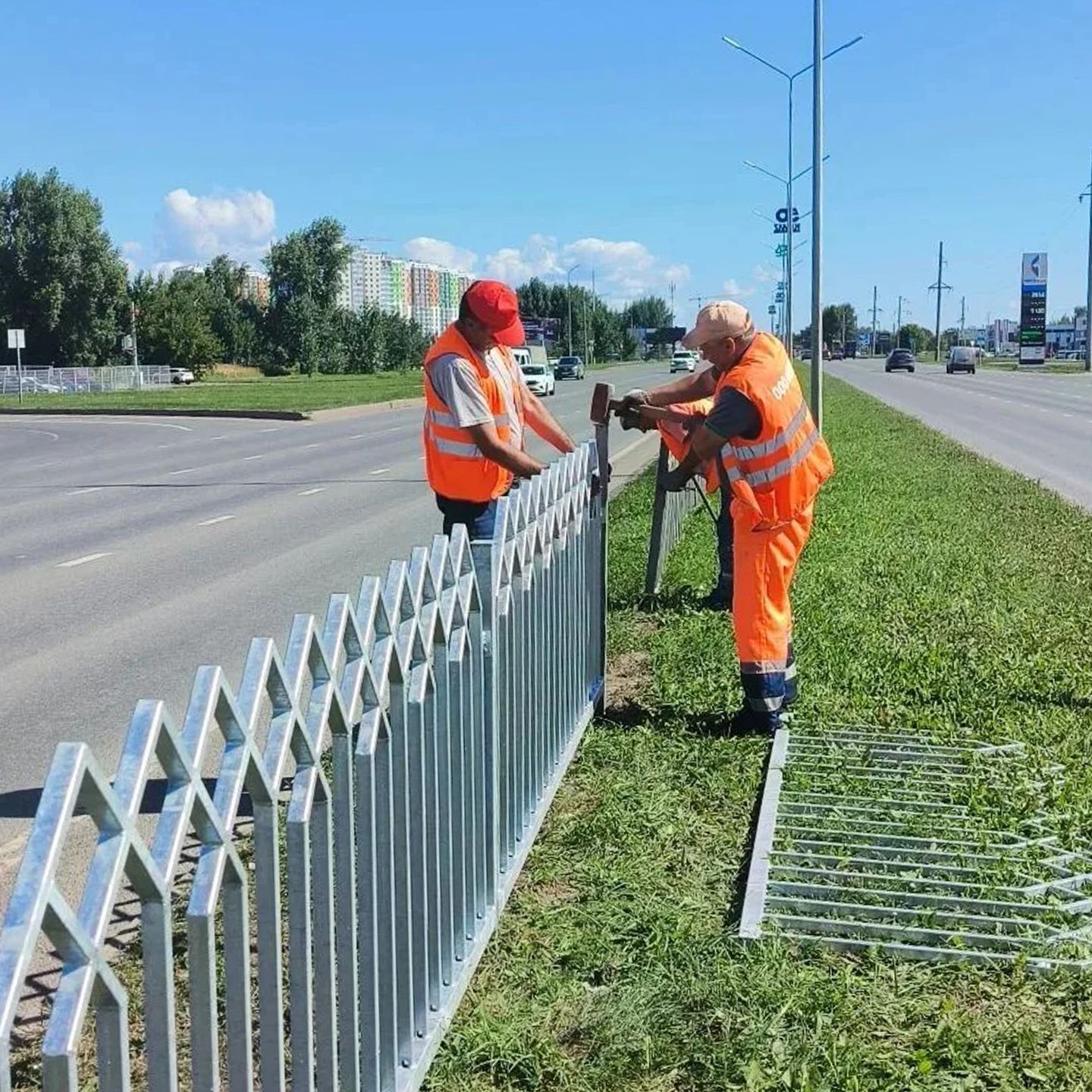 Специалисты ПАДа установили пять пролётов ограждения и шесть вертикальных стоек