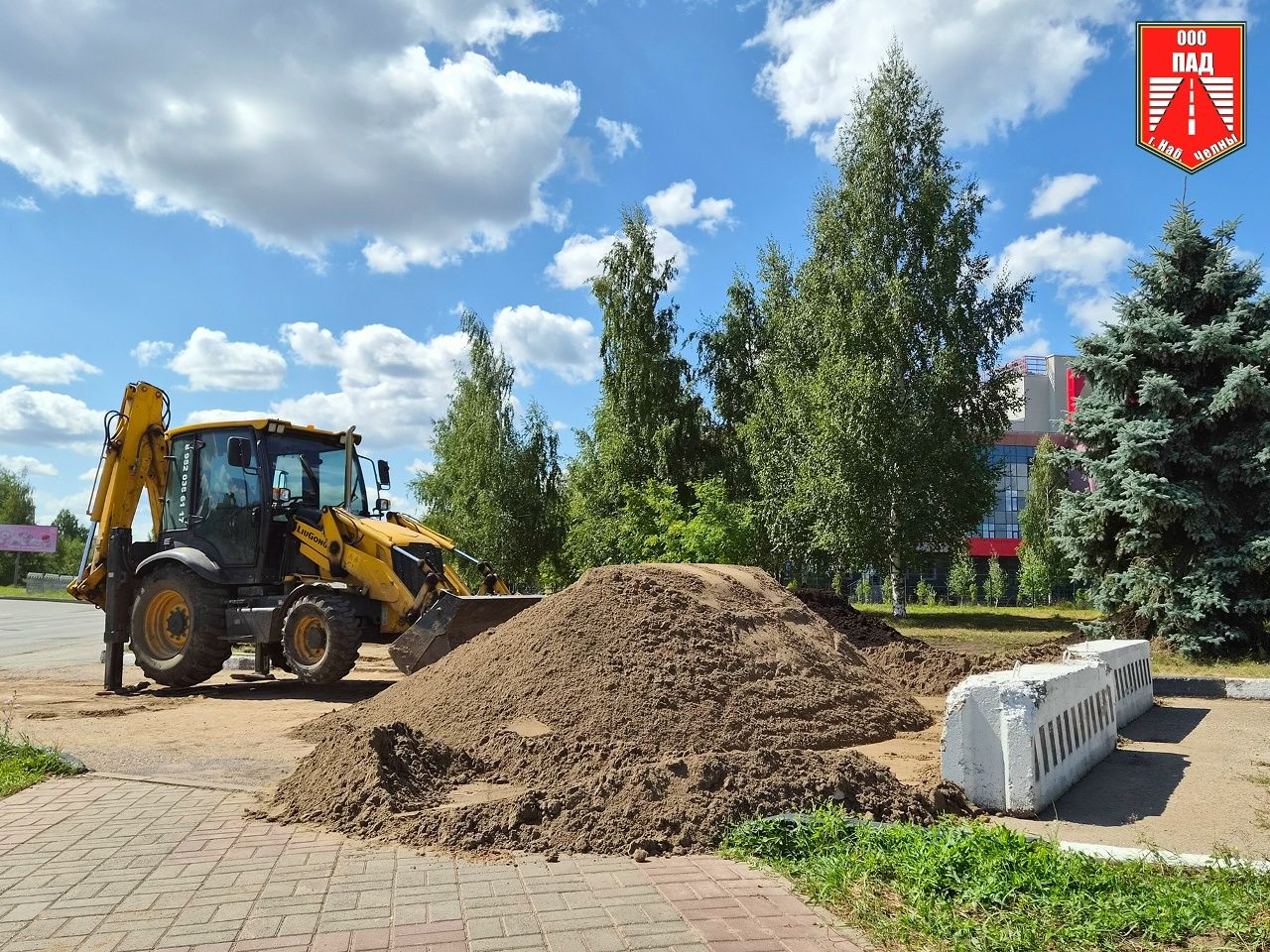 Позже обнаружились повреждённые бордюры и стёртое асфальтовое покрытие на велодорожке