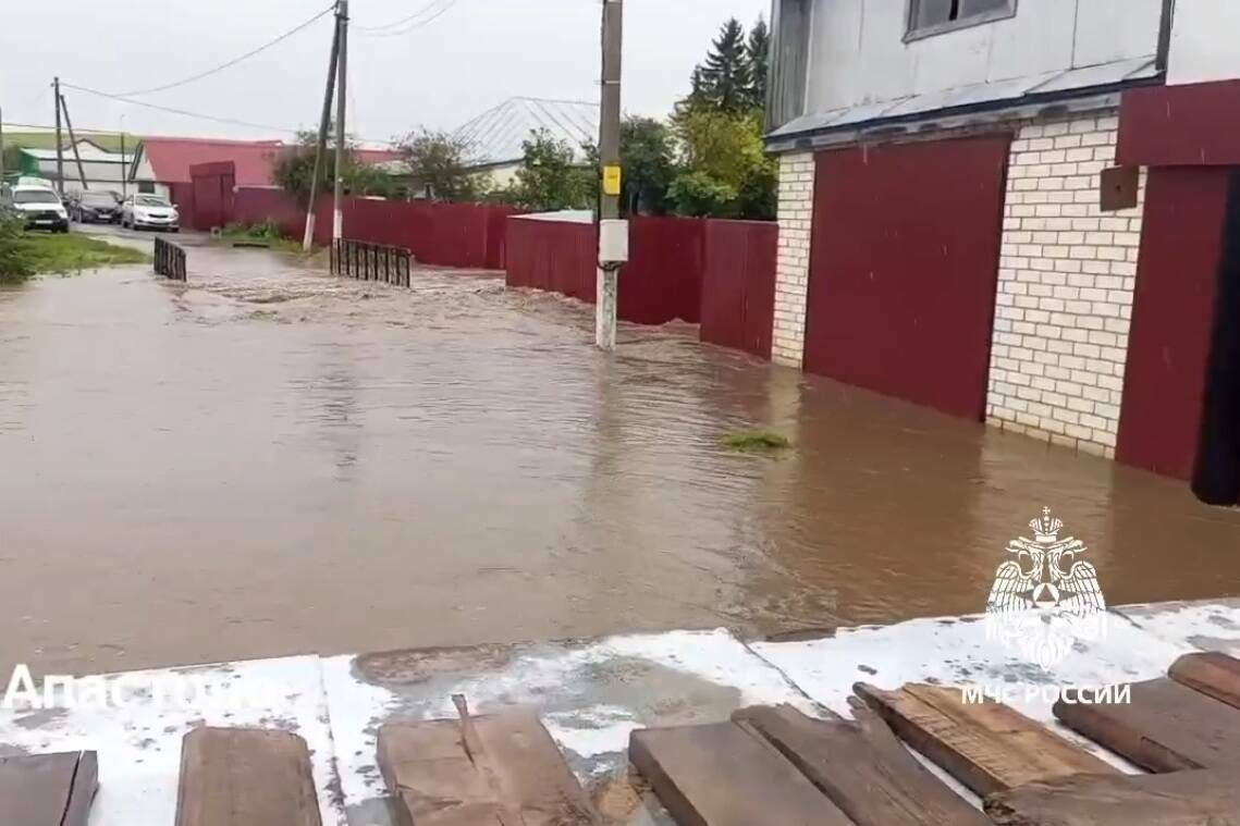 В Апастово затопило дороги, девять участков и два дома