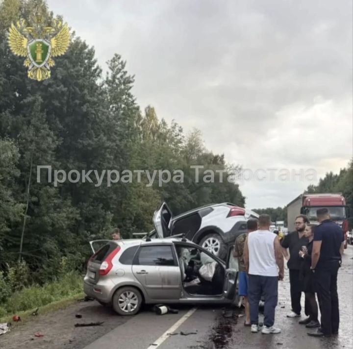 Водитель не справился с управлением и выехал на встречную полосу, где столкнулся с двумя машинами