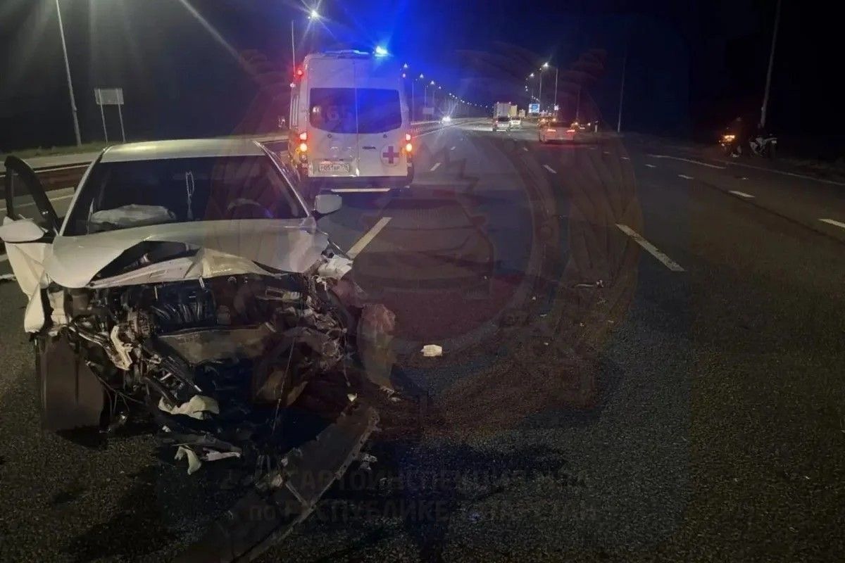 Автомобилист врезался в остановившийся легковой автомобиль
