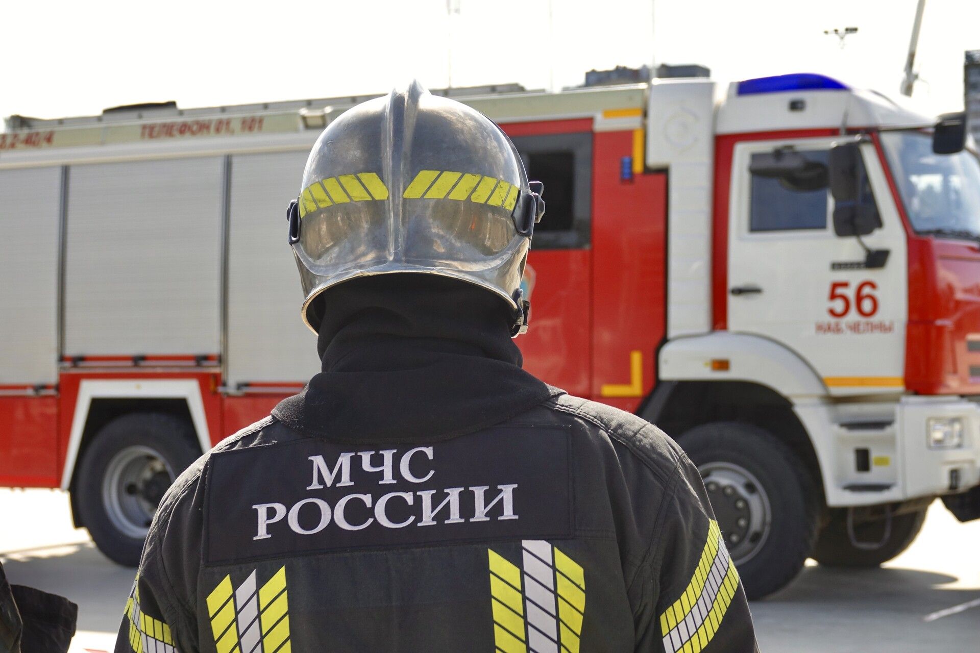 Запах гари мгновенно распространился по всему подъезду