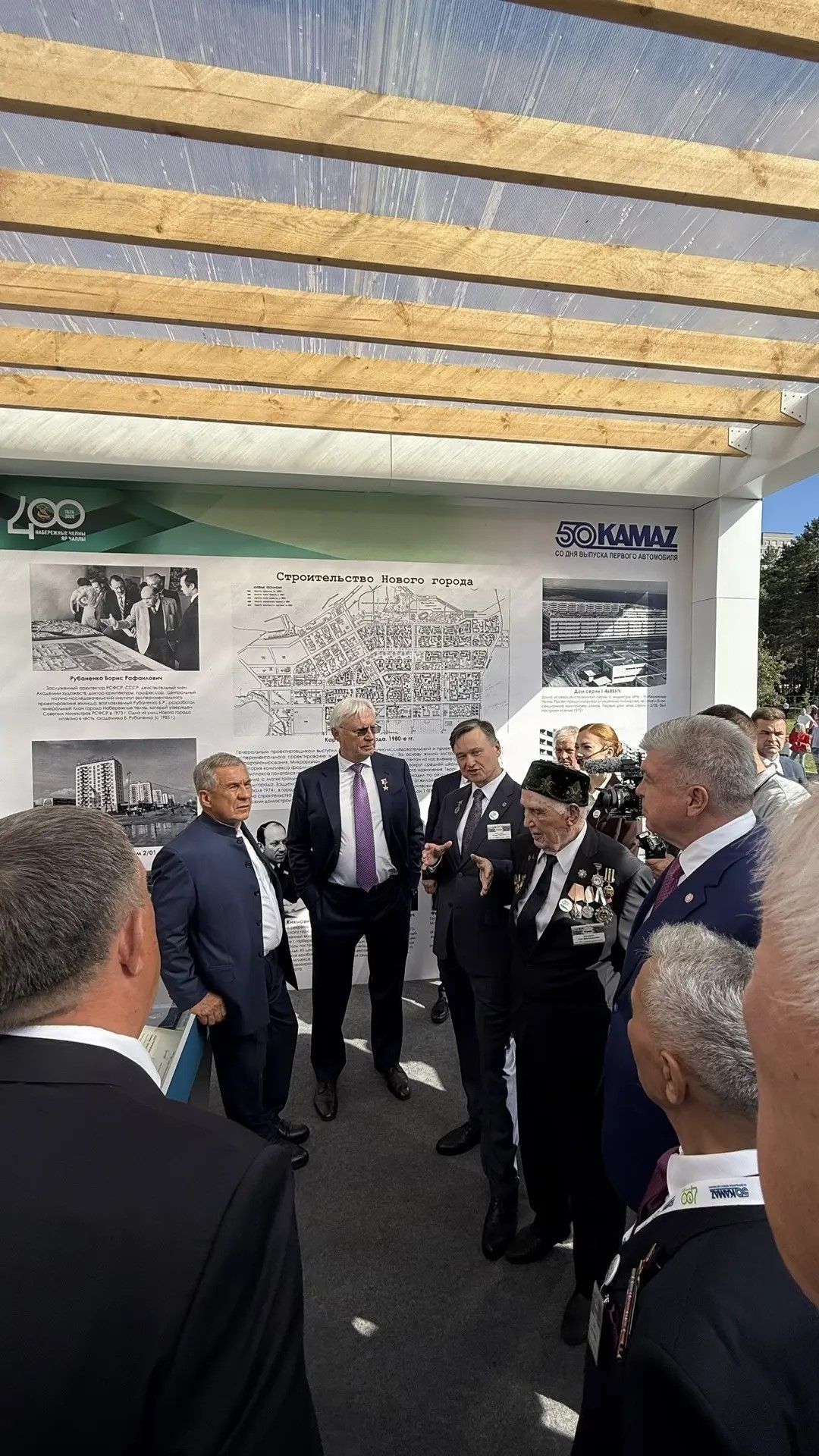 Глава республики оценил архивные кадры времен великой стройки