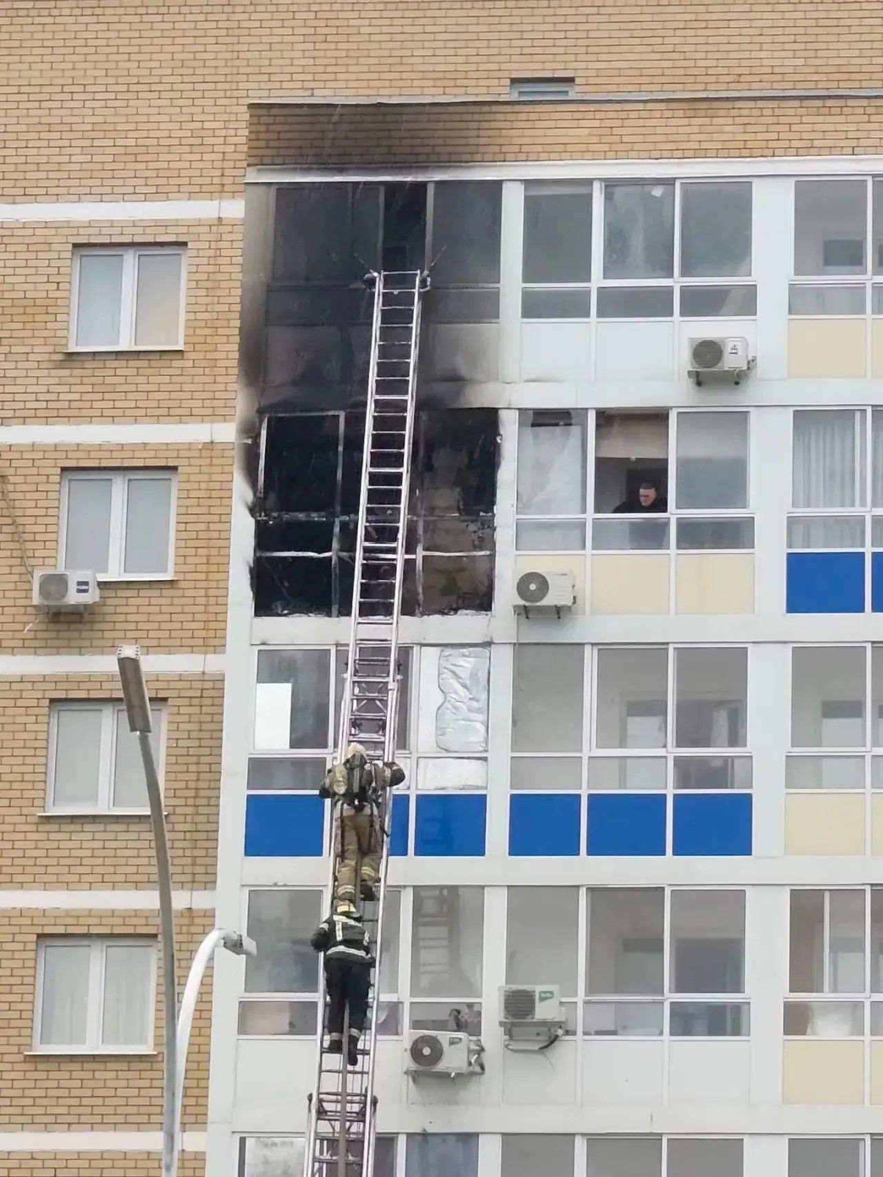 Предположительно, от огня пострадали и соседние квартиры