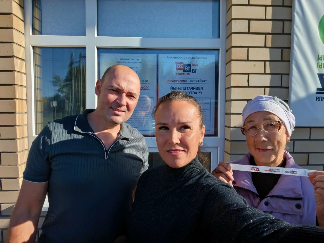 На выборы прославленная спортсменка пошла с мужем-тренером Антоном и мамой Асией Максюмовной