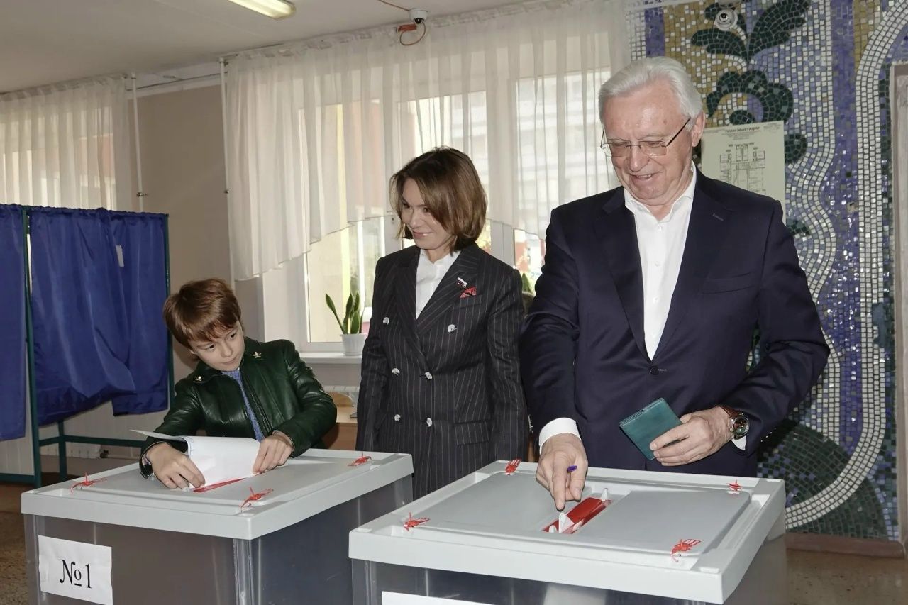 Когогин позволил внуку опустить в урну лист для голосования