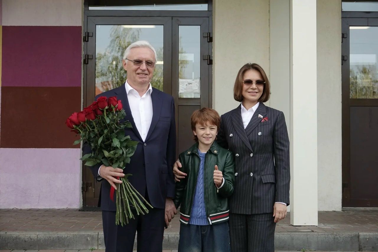 На избирательный участок глава автогиганта пришел с семьей